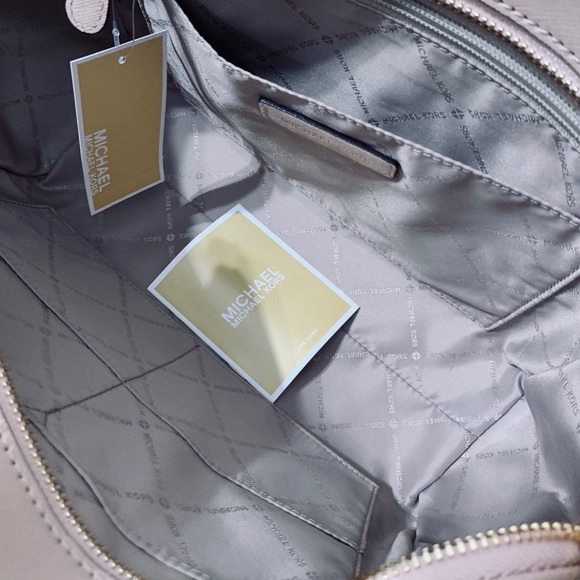 Michael Kors Jetset LG Shoulder Tote And Wristlet - Picture 5 of 7